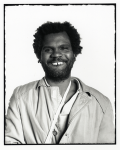 108351 Portret van een bebaarde man met een spleetje tussen de tanden.